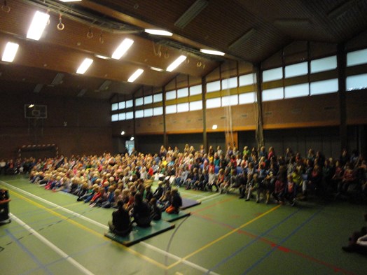 Een volle zaal.