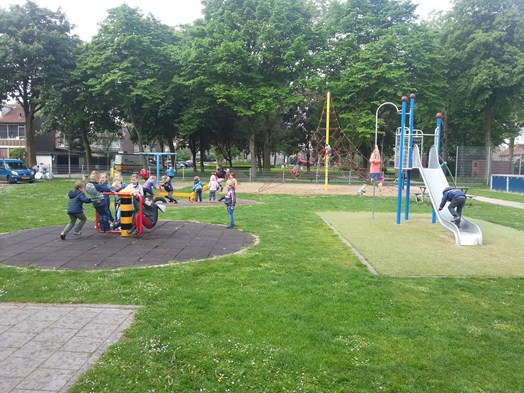 Met elkaar spelen in de speeltuin