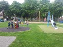 Met elkaar spelen in de speeltuin